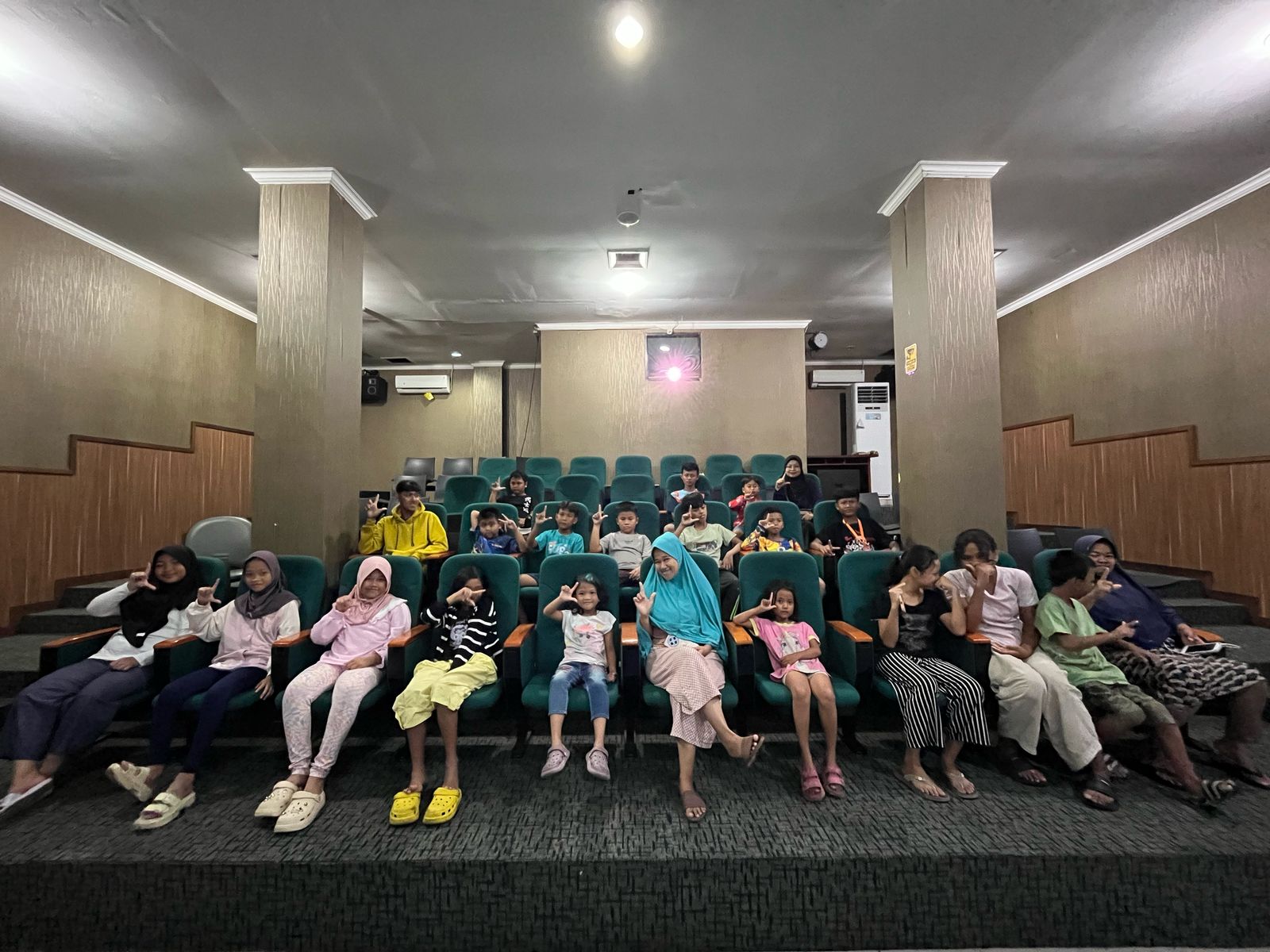 Menonton Film Edukasi